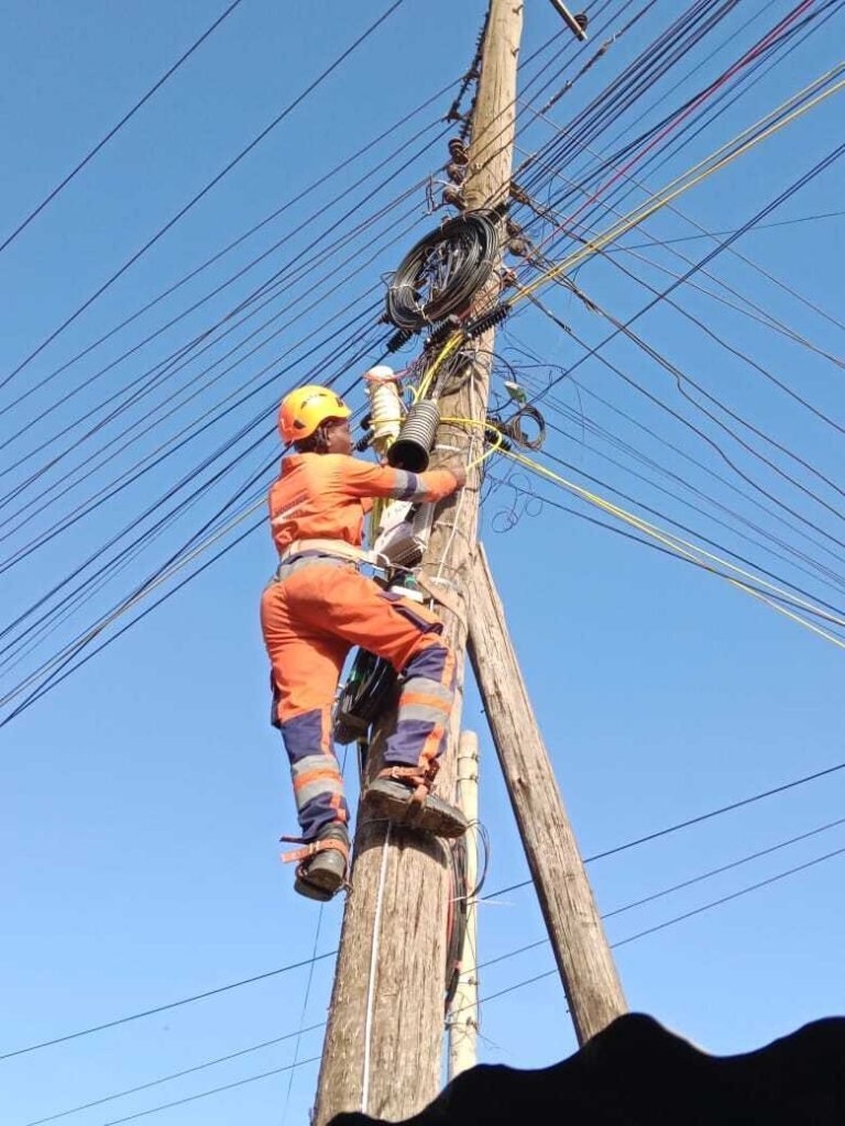 ModoTech technician laying fibre cable along the Eastern Bypass