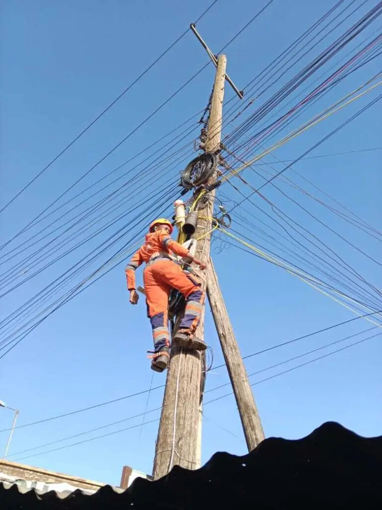 Fibre construction crew at work